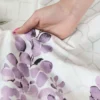 Komplet pościeli z bawełny satynowej w fioletowe kwiaty 220x200 Lavanya
