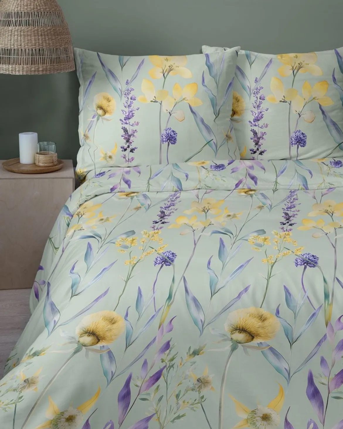 Komplet pościeli z satyny bawełnianej miętowej 220x200 w fioletowe kwiaty Home Satin