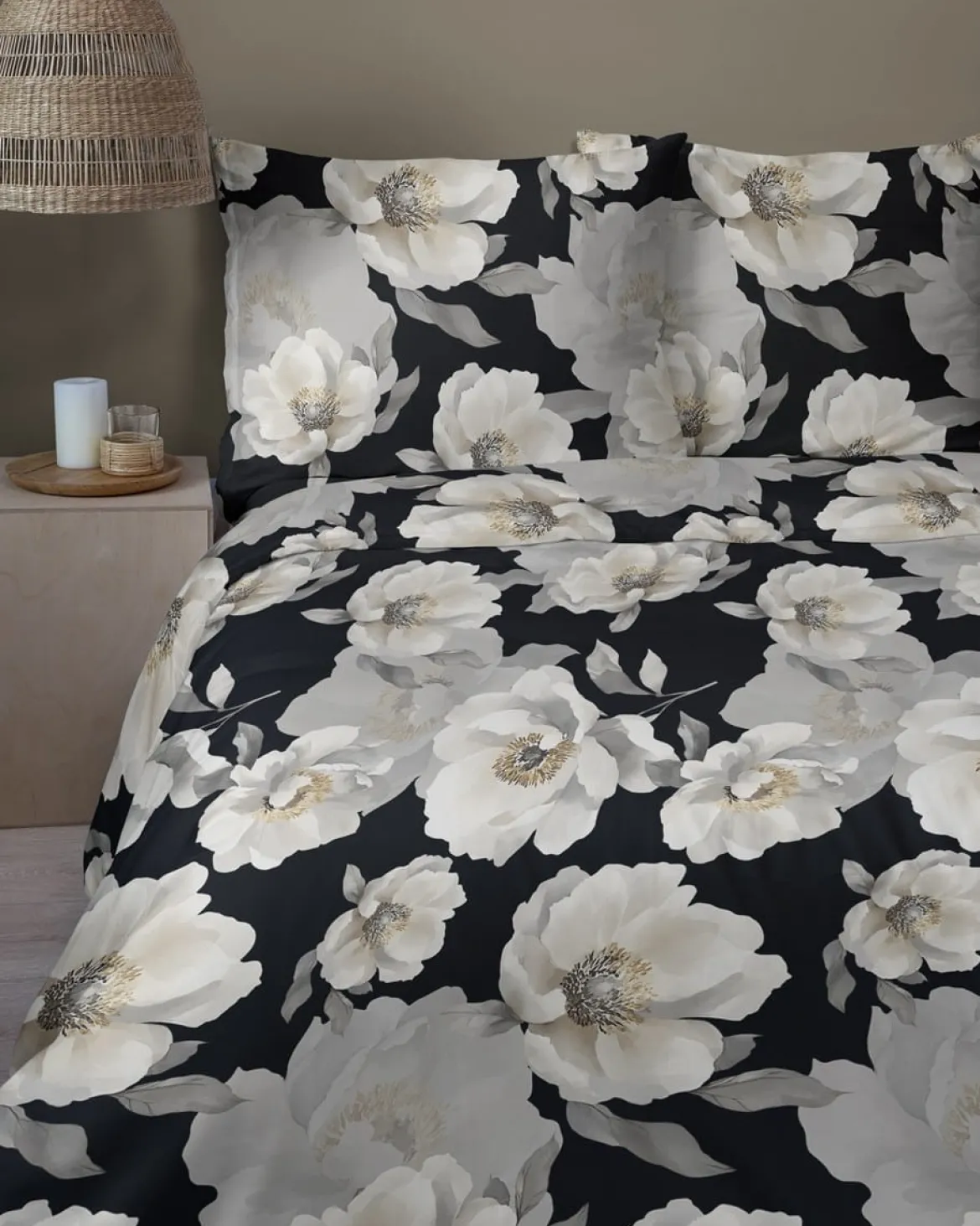 Komplet pościeli z satyny bawełnianej czarnej 220x200 w duże pełne kwiaty Home Satin