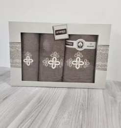Komplet trzech ręczników ciemno szarych w pudełku 3 części haftowanych Artiborda