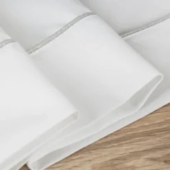 Obrus Madele 145x300 biały ze srebrną lamówką