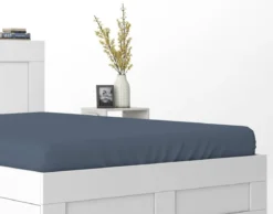 Prześcieradło Pure 220x200 satynowe z gumką w kolorze denim