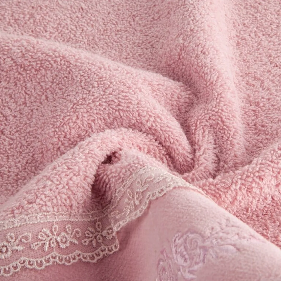 Ręcznik bawełniany Sisi 70x140 różowy z koronką i haftem